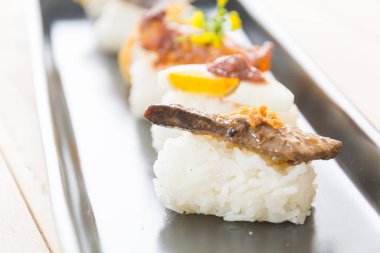 Foie gras sushi Japon yemek tarzı.