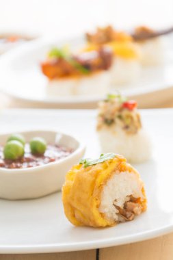 Omlet suşi rulosu - füzyon yiyeceği