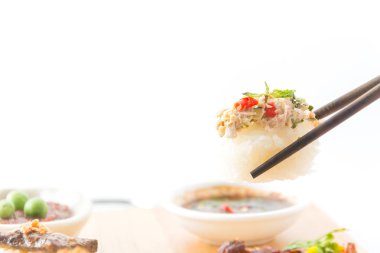 Baharatlı ton balığı suşisi. Füzyon yemeği.