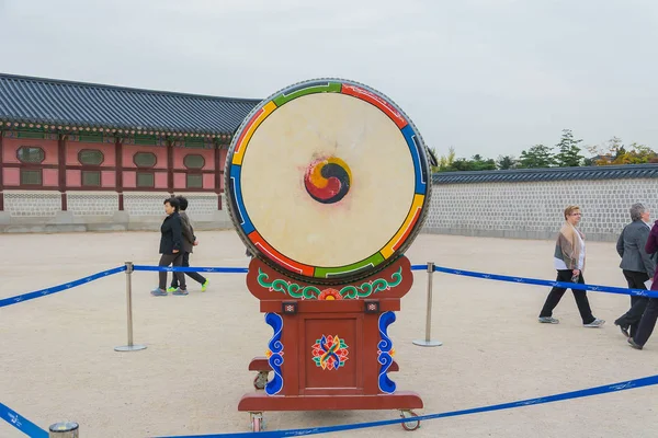 SEOUL, COREA - 26 de octubre de 2015: Gran tambor ceremonial en Gyeongb — Foto de Stock