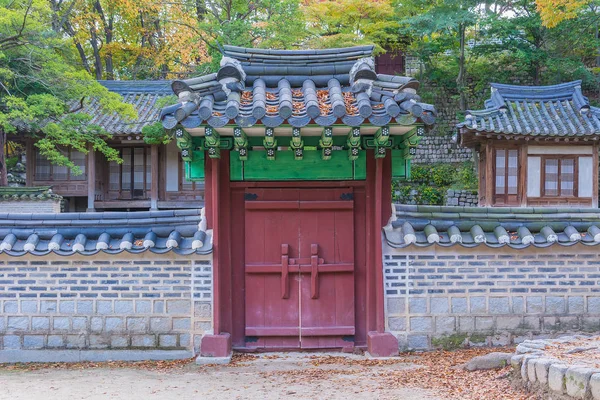 Hermosa y antigua arquitectura en el palacio de Changdeokgung en Seúl — Foto de Stock