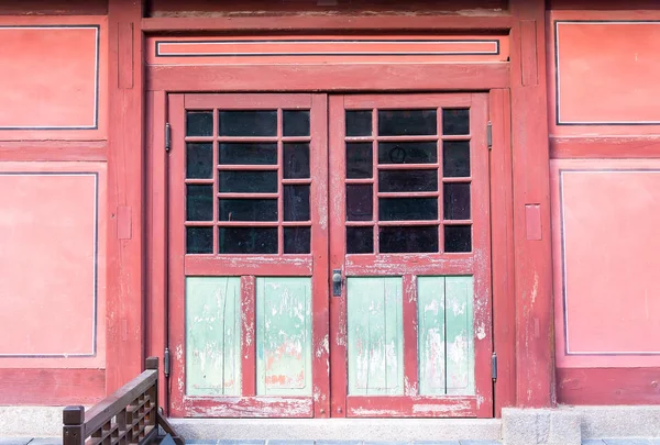 Puerta de madera vieja en estilo coreano —  Fotos de Stock