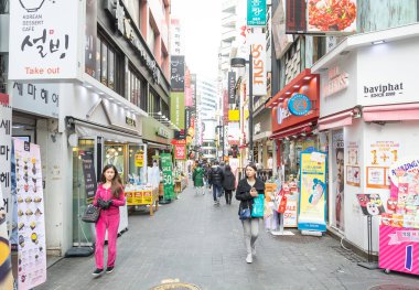 Seoul, Güney Kore - 1 Kasım 2015: kalabalık turist Myeong-d
