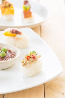 Baharatlı ton balıklı sushi 