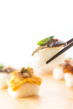 Kızarmış uskumru karidesli sosu suşi yapıştırın 