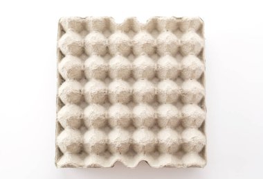 Beyaz arkaplandaki panel yumurtaları