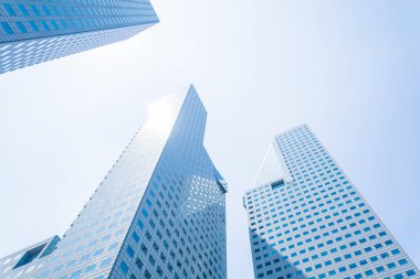 Singapur - mavi whitebalance işleme binasında gökdelen 
