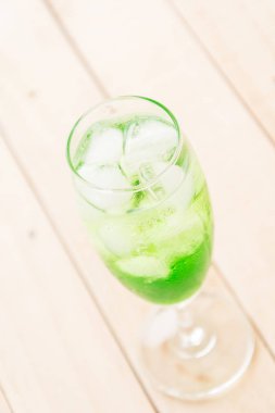 ahşap zemin üzerine yeşil soda