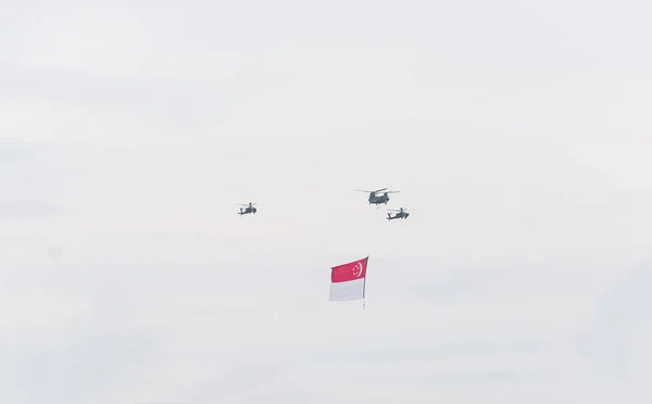 Singapour 18 juillet 2015 : un hélicoptère survole le ciel pour le cinquantième anniversaire — Photo