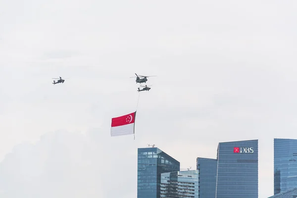 Singapur 18 de julio de 2015: helicóptero vuela en el cielo por Fiftieth ann —  Fotos de Stock