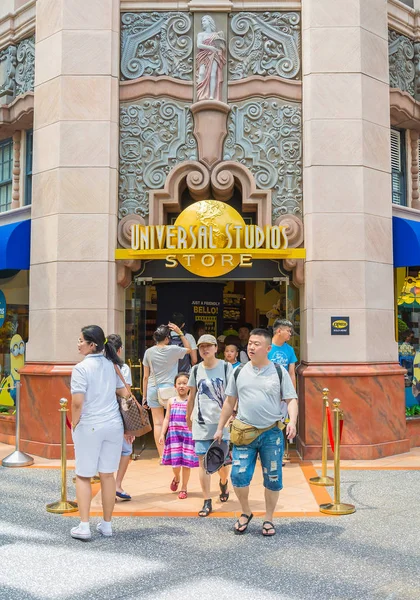 SINGAPORE - 20 LUGLIO: Turisti e visitatori del parco a tema scattare foto — Foto Stock