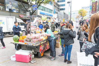 Seoul, Güney Kore - 1 Kasım 2015: kalabalık turist Myeong-d