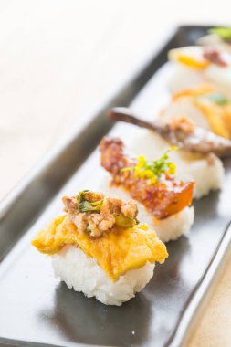 baharatlı domuz eti suşi ile omlet 