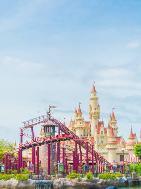 Singapur-Temmuz 20 2015: güzel kale ve roller coaster U '