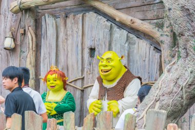 Singapur - 20 Temmuz 2015: Turist ve tema parkı ziyaret edenler Attra