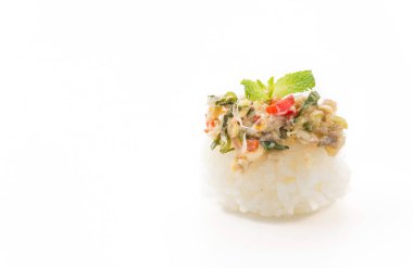 Baharatlı ton balıklı sushi 