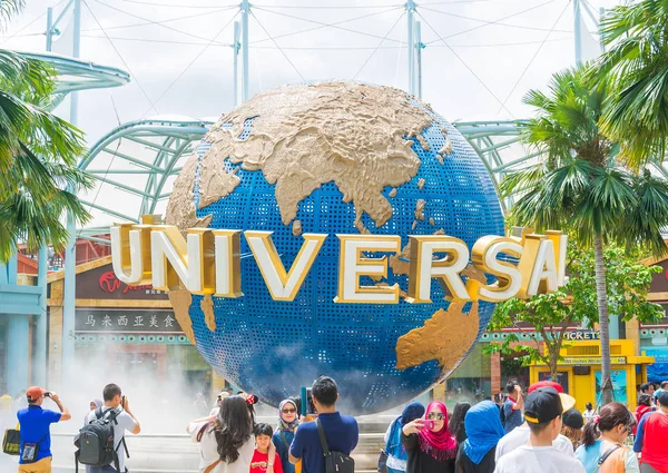 SINGAPUR - 20 DE JULIO: Turistas y visitantes del parque temático tomando fotos — Foto de Stock