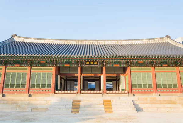 Hermosa arquitectura en el Palacio de Deoksugung en la ciudad de Seúl, Kore — Foto de Stock