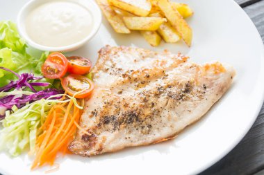 Ahşap masada balık bifteği