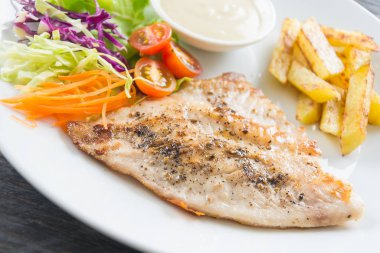 Ahşap masada balık bifteği