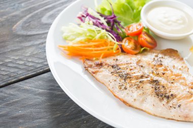 Ahşap masada balık bifteği