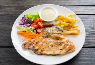 Ahşap masada balık bifteği