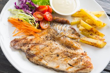 Ahşap masada balık bifteği