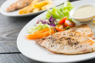 Ahşap masada balık bifteği