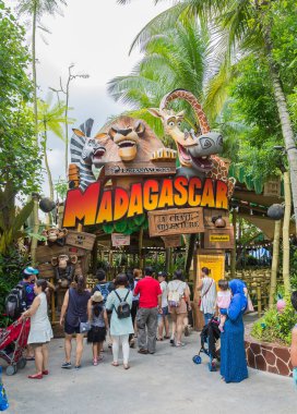 Singapur - 20 Temmuz 2015: Turist ve tema parkı ziyaret edenler Attra