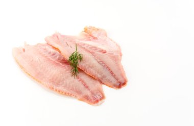 beyaz arkaplanda tilapia ham