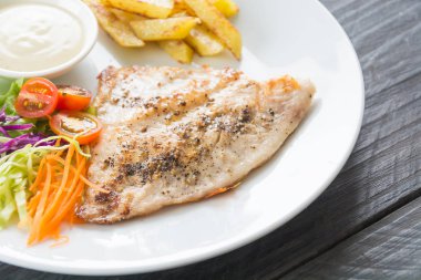 Ahşap masada balık bifteği