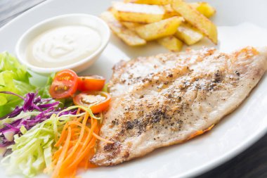 Ahşap masada balık bifteği