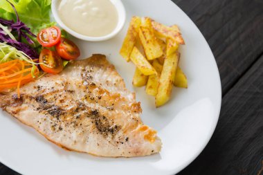 Ahşap masada balık bifteği