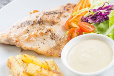 Ahşap masada balık bifteği