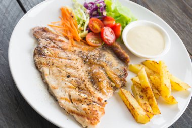 Ahşap masada balık bifteği