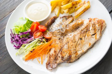 Ahşap masada balık bifteği