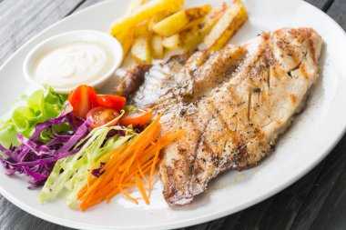 Ahşap masada balık bifteği