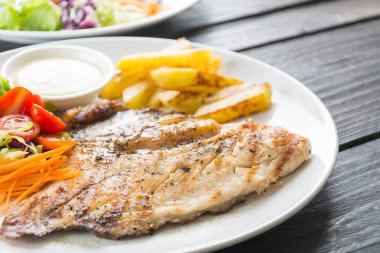 Ahşap masada balık bifteği