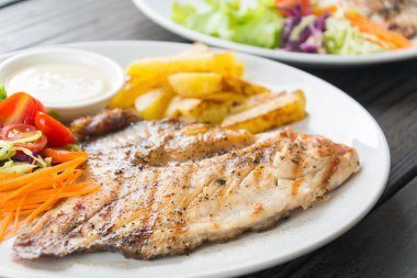 Ahşap masada balık bifteği