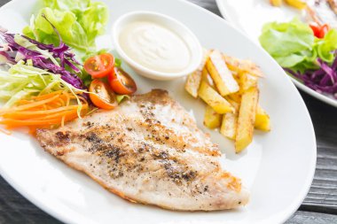 Ahşap masada balık bifteği