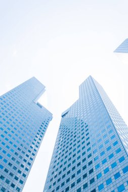 Singapur - mavi whitebalance işleme binasında gökdelen 