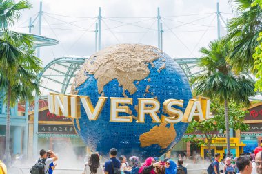 Singapur - 20 Temmuz: Turist ve pic alarak Tema parkı ziyaret edenler
