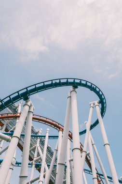 Singapur - 20 Temmuz 2015: Roller coaster Universal Studios Si