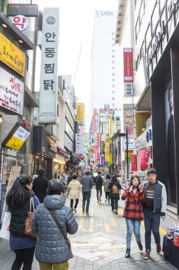 Seoul, Güney Kore - 1 Kasım 2015: kalabalık turist Myeong-d