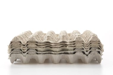 Beyaz arkaplandaki panel yumurtaları