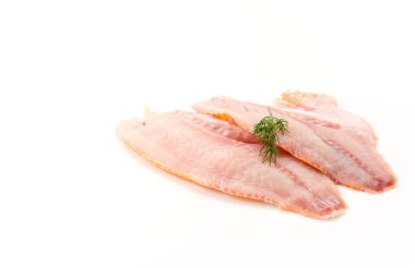 beyaz arkaplanda tilapia ham