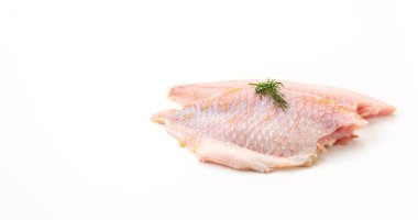 beyaz arkaplanda tilapia ham
