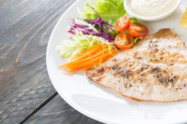 Ahşap masada balık bifteği