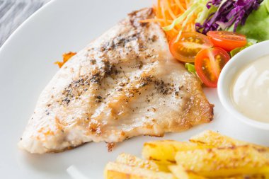 Ahşap masada balık bifteği