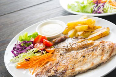 Ahşap masada balık bifteği